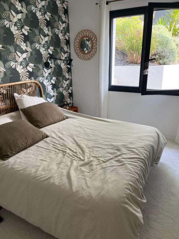 un lit dans une chambre avec une fenêtre dans l'établissement Chambre privée Fer à cheval, à Toulouse