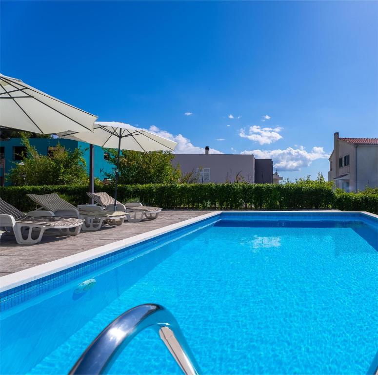 3 bedroom apartment with private pool