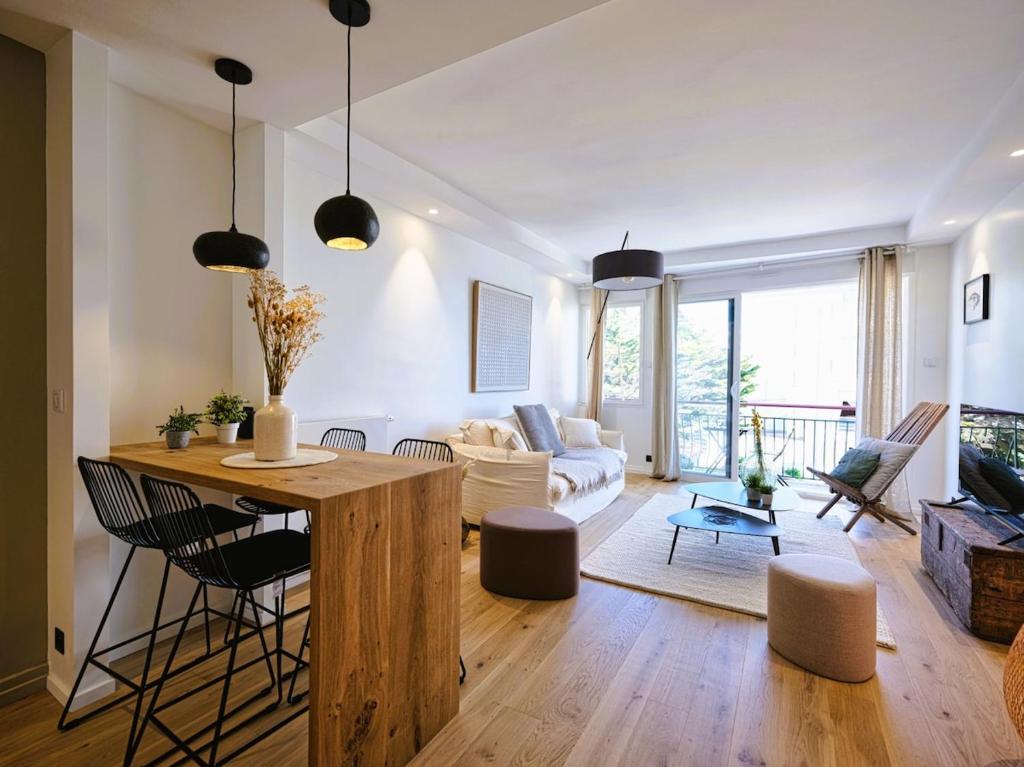 un salon avec une table et un canapé dans l'établissement COUP DE COEUR - Superbe T2 rénové vue mer 4 pers, à La Baule