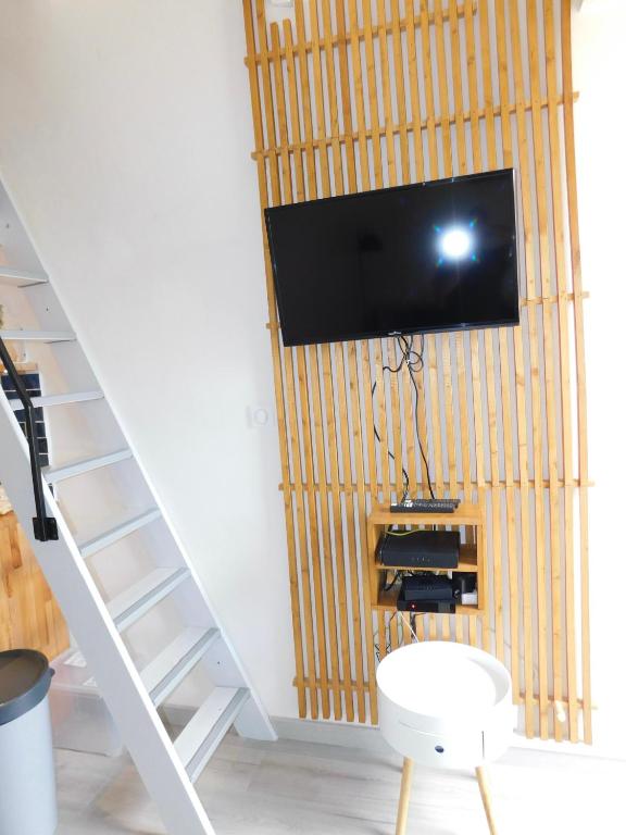 Televízia a/alebo spoločenská miestnosť v ubytovaní Studio azur