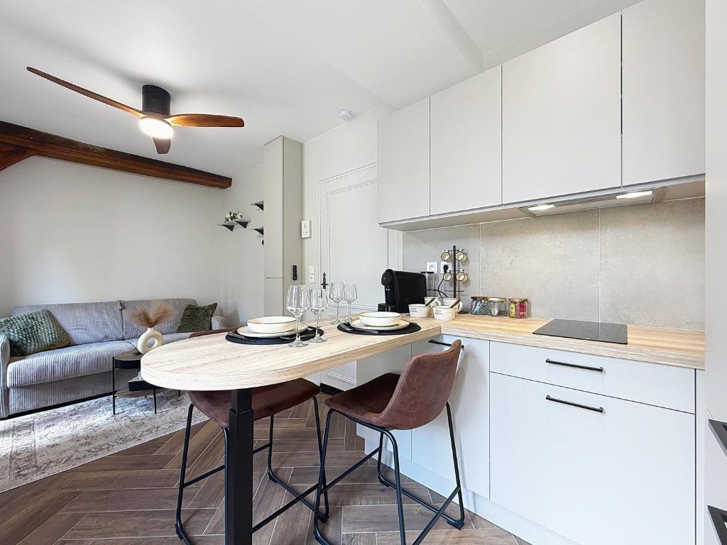 une cuisine et un salon avec une table et des chaises dans l'établissement Le Petit Nizier, Cathedrale, à Troyes