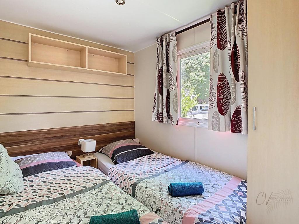 Postel nebo postele na pokoji v ubytování Grand Mobil home 3chbr 2sdb camping La Carabasse