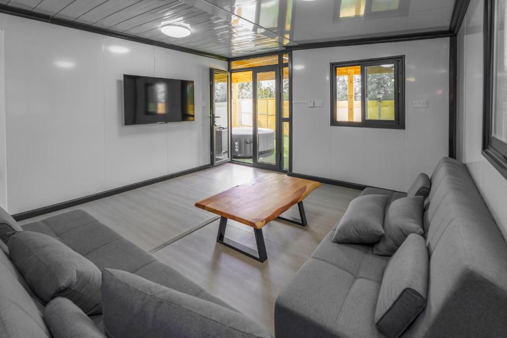 Jasmine Retreat - Modern 2BR Home with Private Jacuzzi Near the Beach