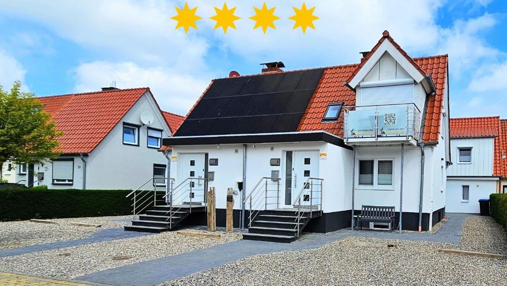 una casa con un panel solar en el techo en Ferienhaus Andy Kellenhusen - 6 Personen 3 Schlafzimmer 4, en Kellenhusen