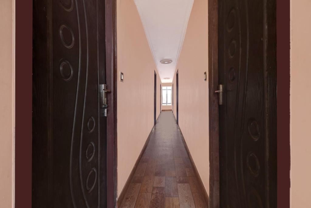 维沙卡帕特南Hotel O Sapthagiri的走廊,有两扇门和一条长长的走廊