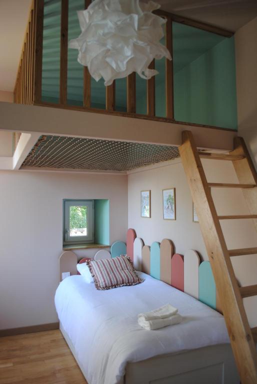 une chambre avec un lit superposé avec une échelle dans l'établissement L'Echiquier, à Castres