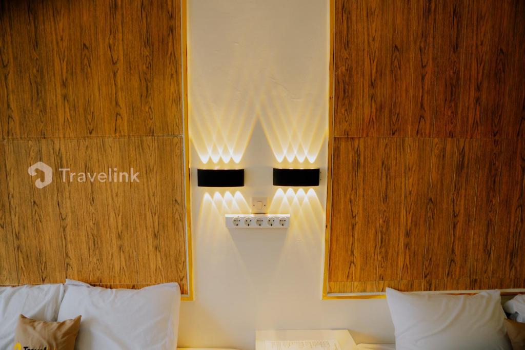 Postel nebo postele na pokoji v ubytování Dieng Luxury Camp By Travelink