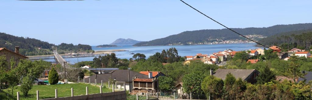 a town with a view of a river and houses at Soledá e Pepa II in Noya