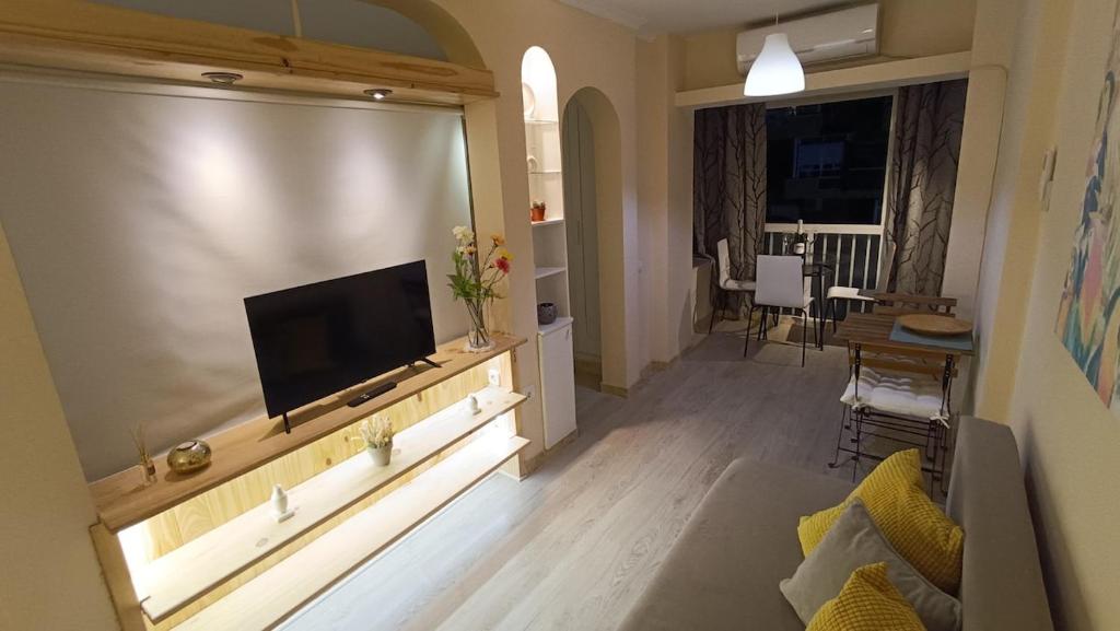 een woonkamer met een flatscreen-tv aan de muur bij Paradise in Benalmádena in Benalmádena