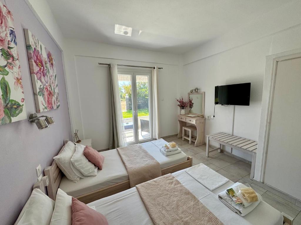TV a/nebo společenská místnost v ubytování Sungate Villas
