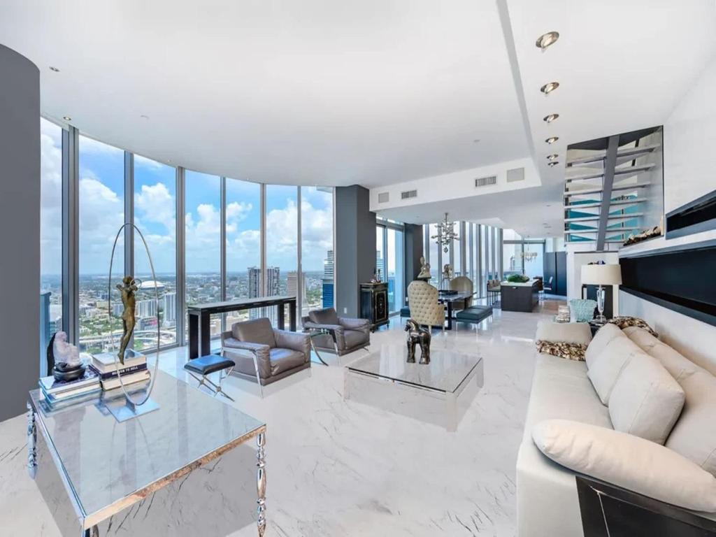 Illustration of Brilliant Penthouse Views Downtown