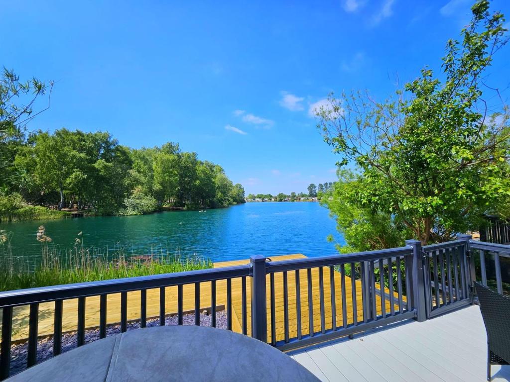 Udsigt til en flod der løber i nærheden af chaletet