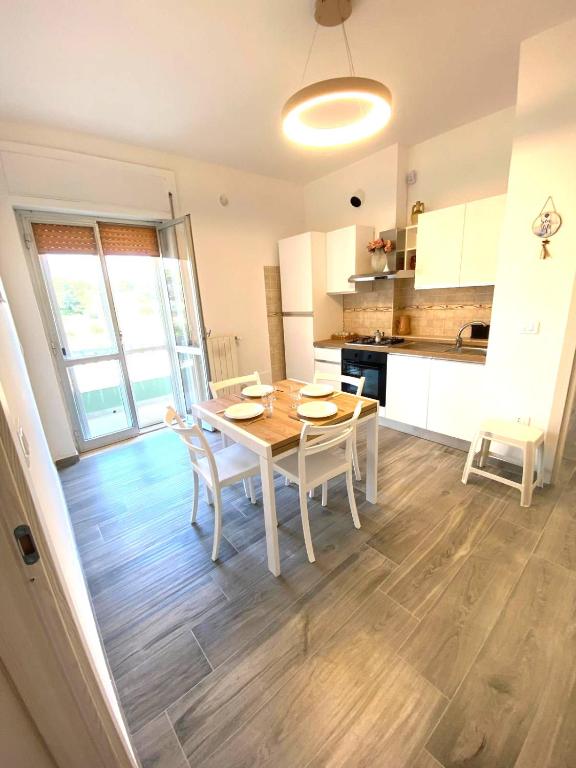 eine Küche und ein Esszimmer mit Tisch und Stühlen in der Unterkunft casa vacanze Volta in Gallipoli