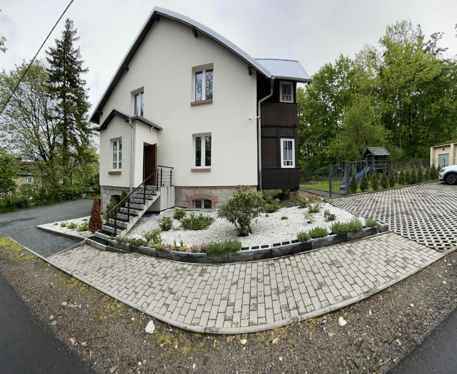 dom z ogrodem przed podjazdem w obiekcie Przystanek Karpacz w mieście Karpacz