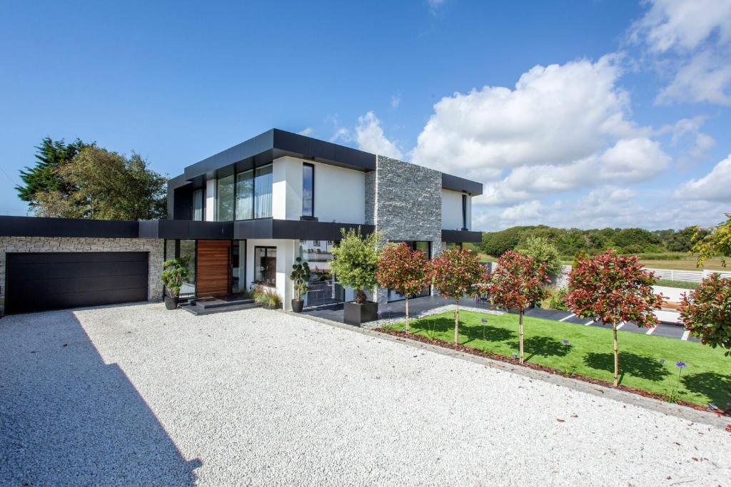 Zahrada ubytování Cooden Beach: 4BD Retreat with Pool & Cinema