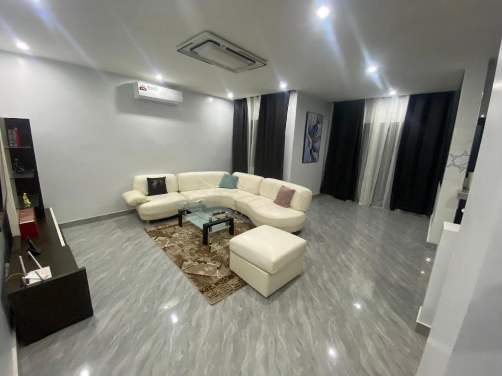 Χώρος καθιστικού στο Appartement 2A meublé à Ngor almadies avec 2 chambres salon avec cuisne équipée plus balcon - résidence keur baye moussa