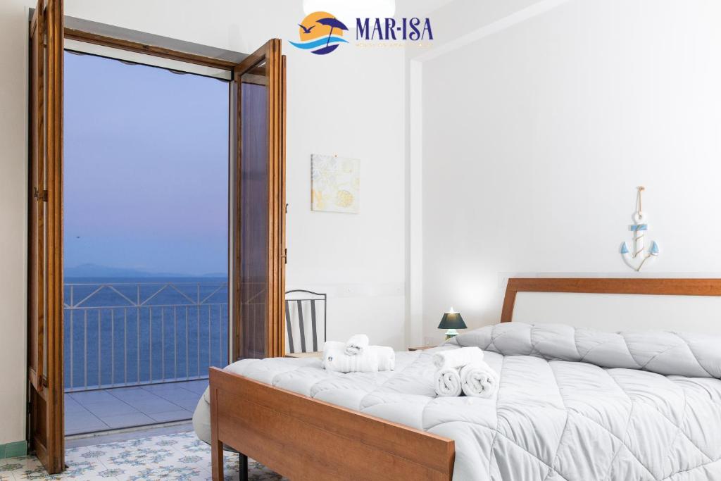 Postel nebo postele na pokoji v ubytování MAR-ISA Amalfi Coast