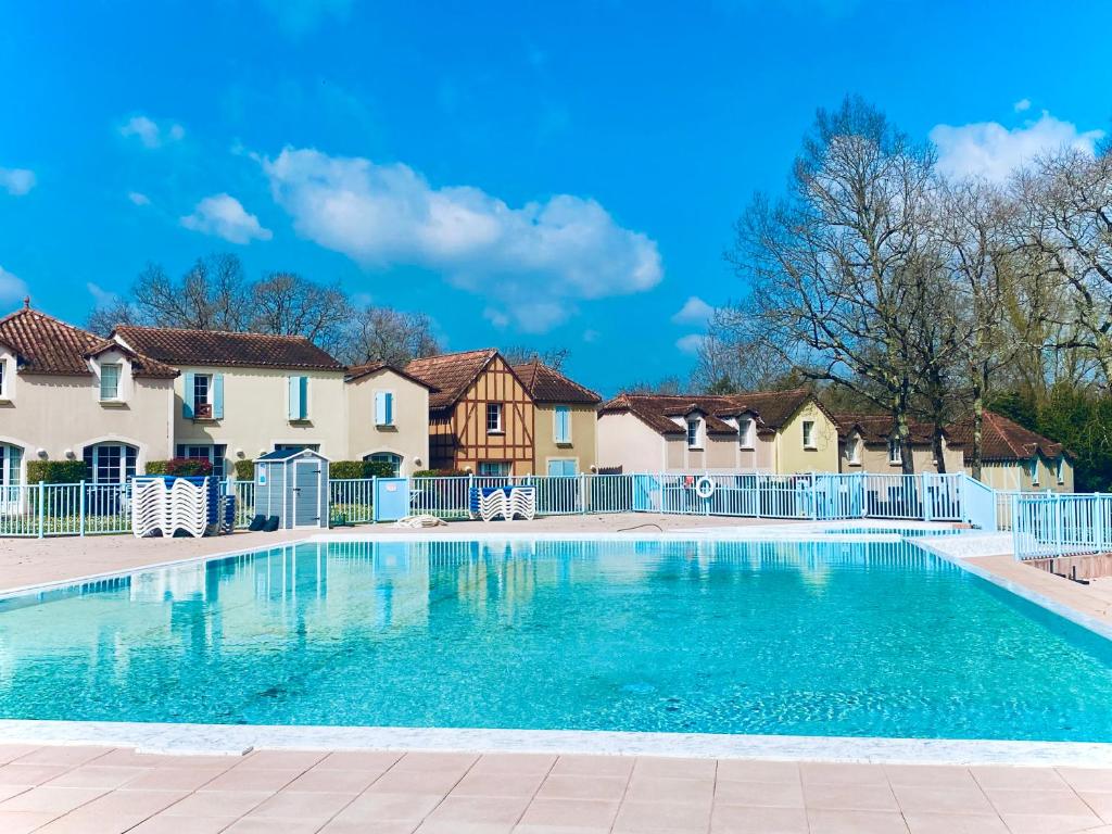- une piscine dans une villa avec des maisons dans l'établissement Maison 6 personnes de 40m2, 2 chambres, 1 salon, à Monflanquin