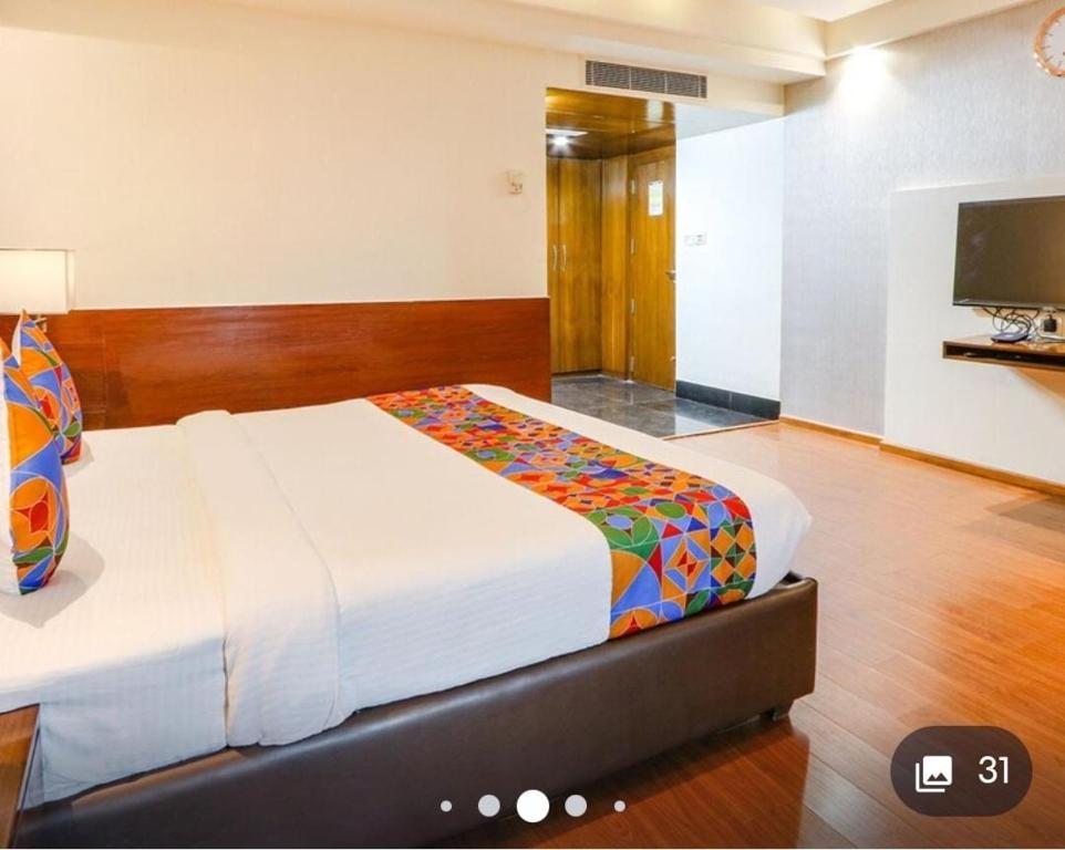 Postel nebo postele na pokoji v ubytování Blossom Rooms- Beside Sakshi News Channel- 10 Percent off on Restaurant Order
