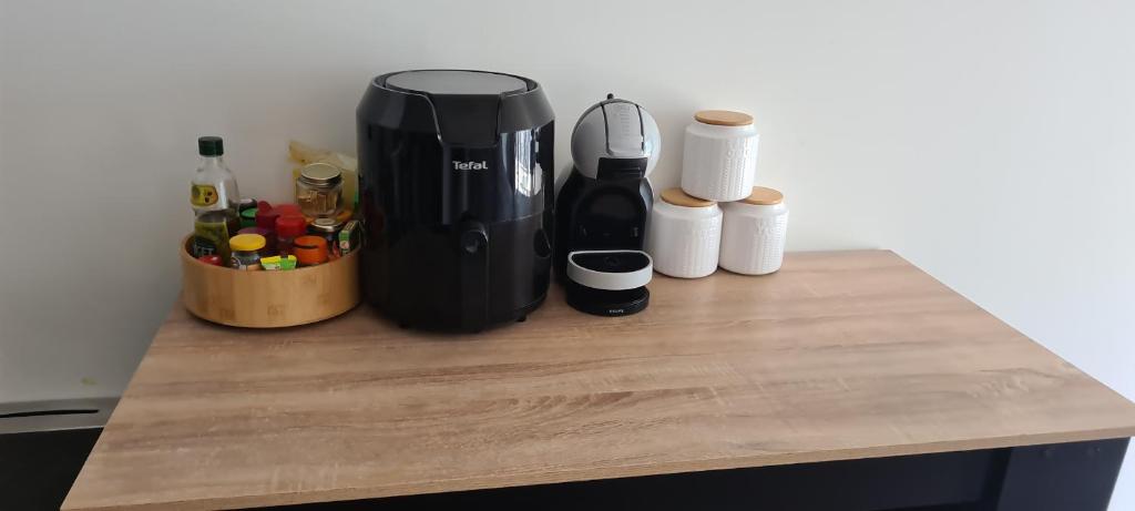 une cafetière assise au-dessus d'une table en bois dans l'établissement Le prestige, à La Celle-sous-Gouzon