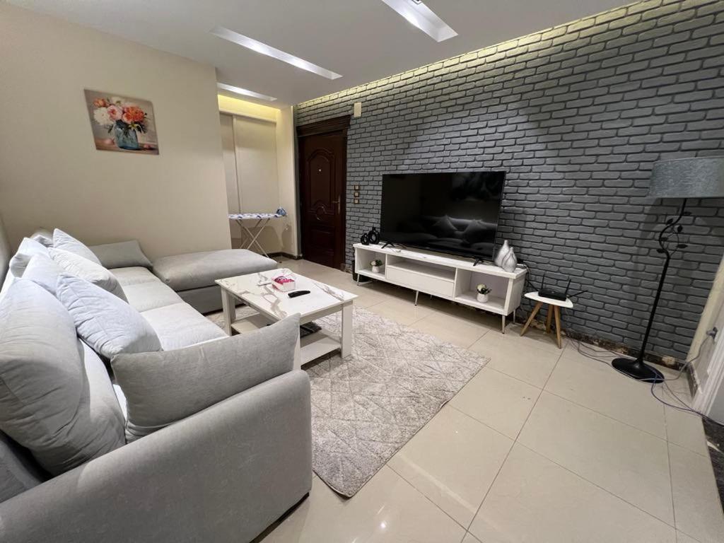 Μια τηλεόραση ή/και κέντρο ψυχαγωγίας στο Shiny 3 Rooms Apartment