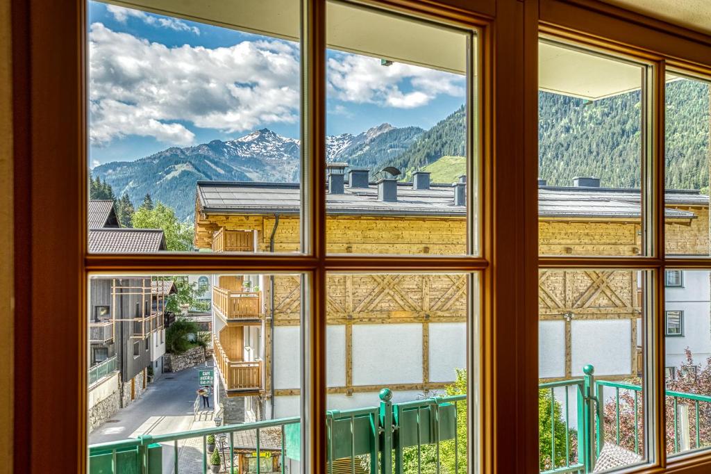 Nespecifikovaný výhled na hory nebo výhled na hory při pohledu z hotelu