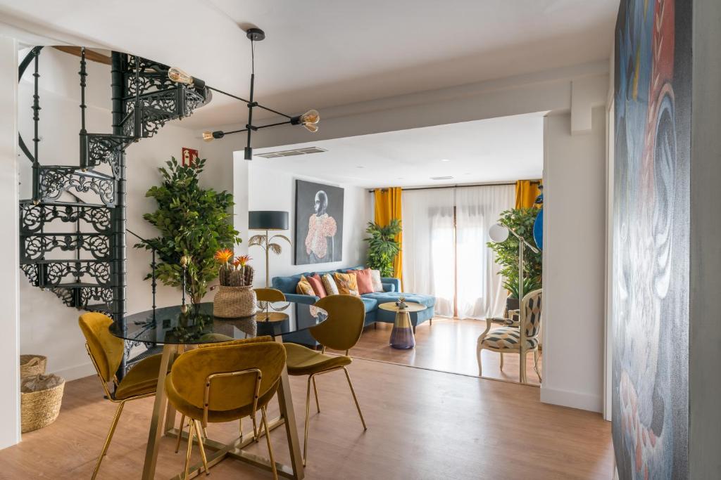 un soggiorno con tavolo e sedie di Constanza, la vecina de Cervantes ad Alcalá de Henares