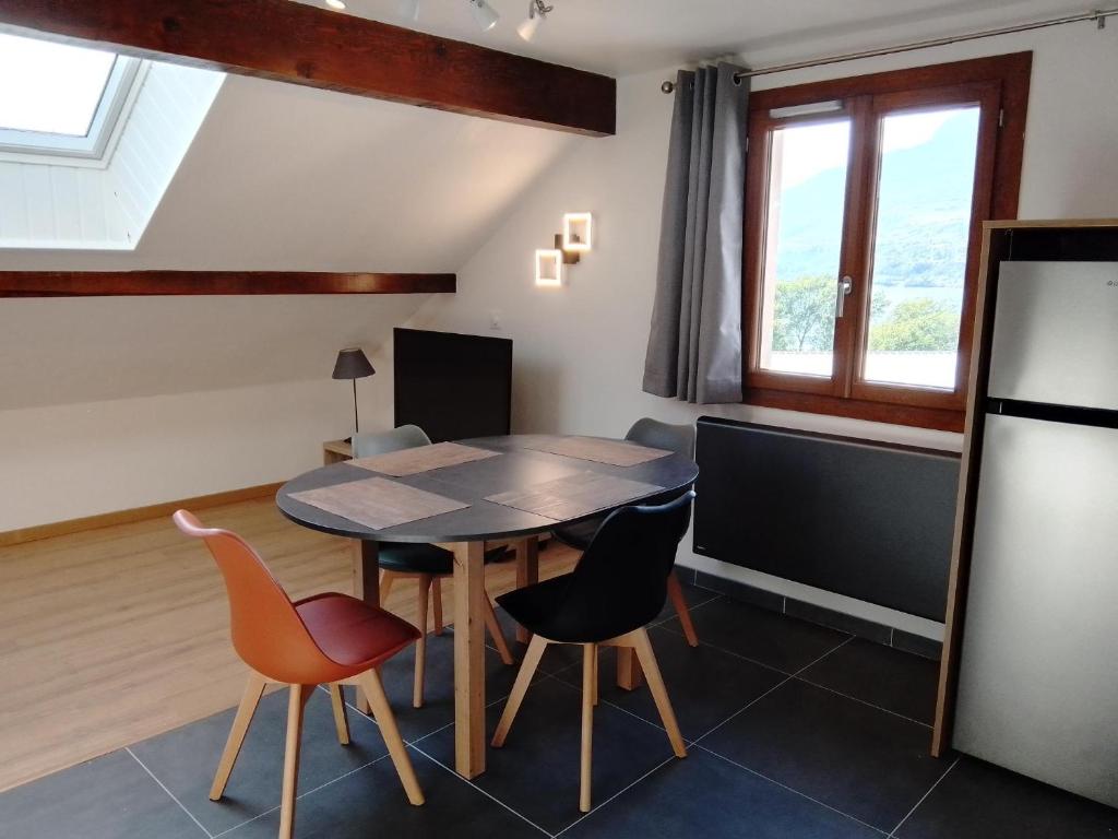 une salle à manger avec une table et des chaises dans l'établissement Lac et étoiles, à Savines