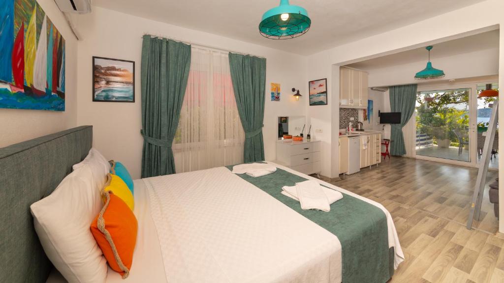 Postel nebo postele na pokoji v ubytování Derin Mavi Suit Butik Otel