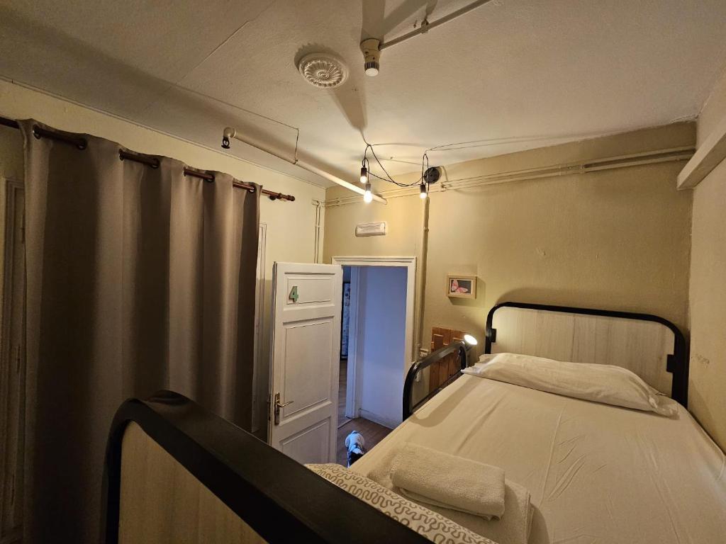 Wow Hostel Barcelona - Twin Room With Bunk Beds And Shared Bathroom