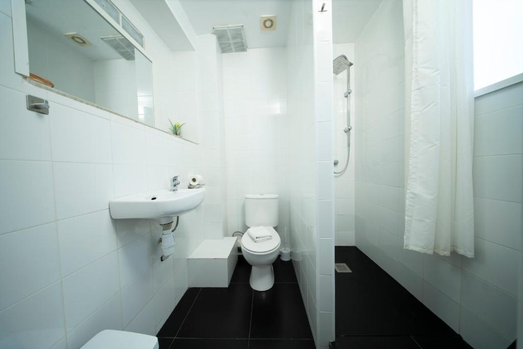 Wow Hostel Barcelona - Triple Room With Private Bathroom - 3 Single Beds