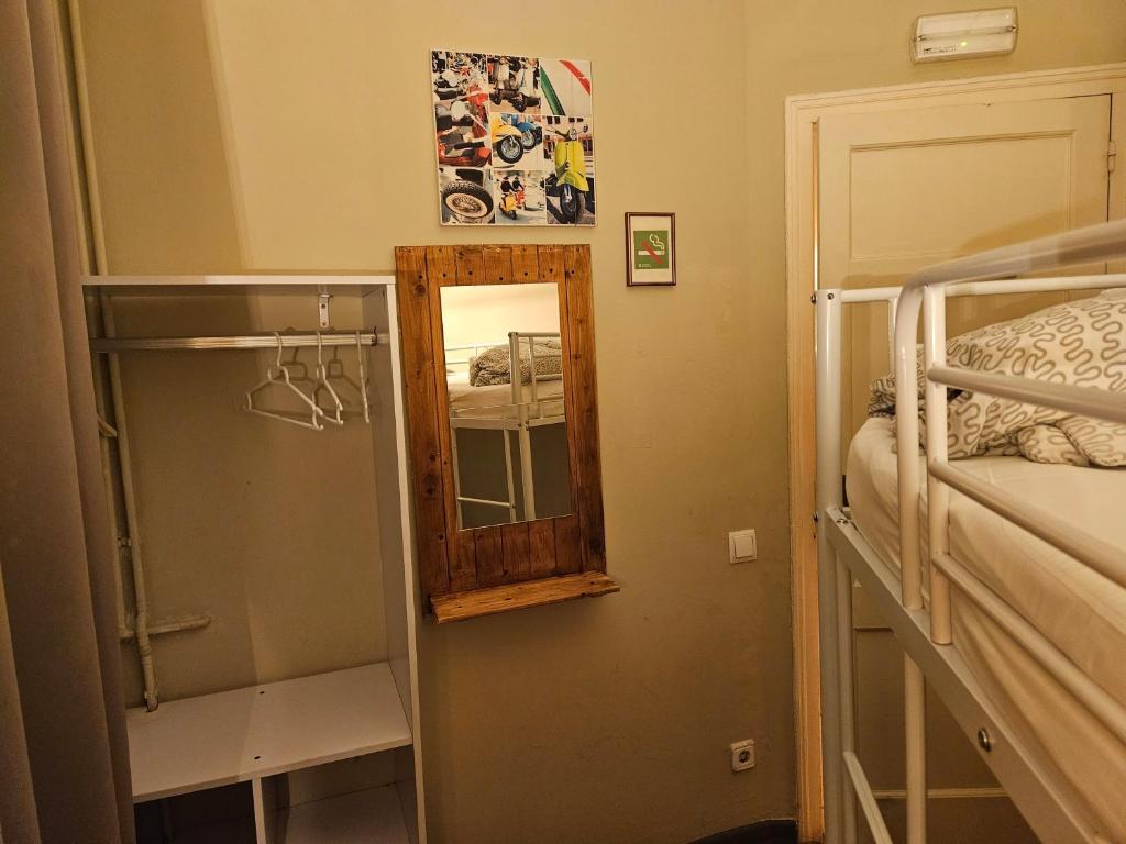 Wow Hostel Barcelona - Economy Twin Room With Shared Bathroom