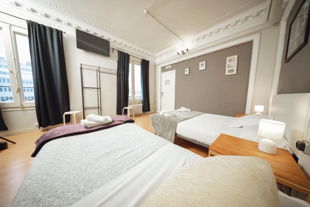 Wow Hostel Barcelona - Triple Room With Shared Bathroom
