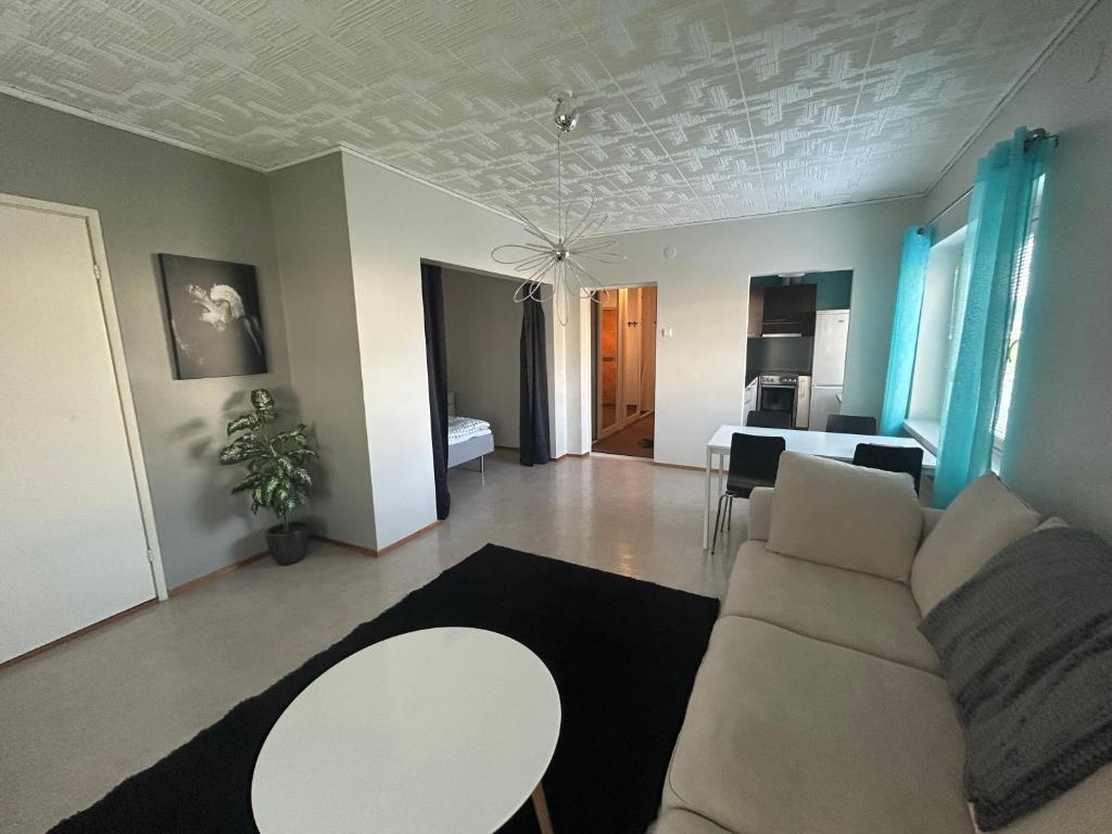 a living room with a couch and a table at "Nitton" loistava sijainti Tammisaaren keskustassa in Ekenäs