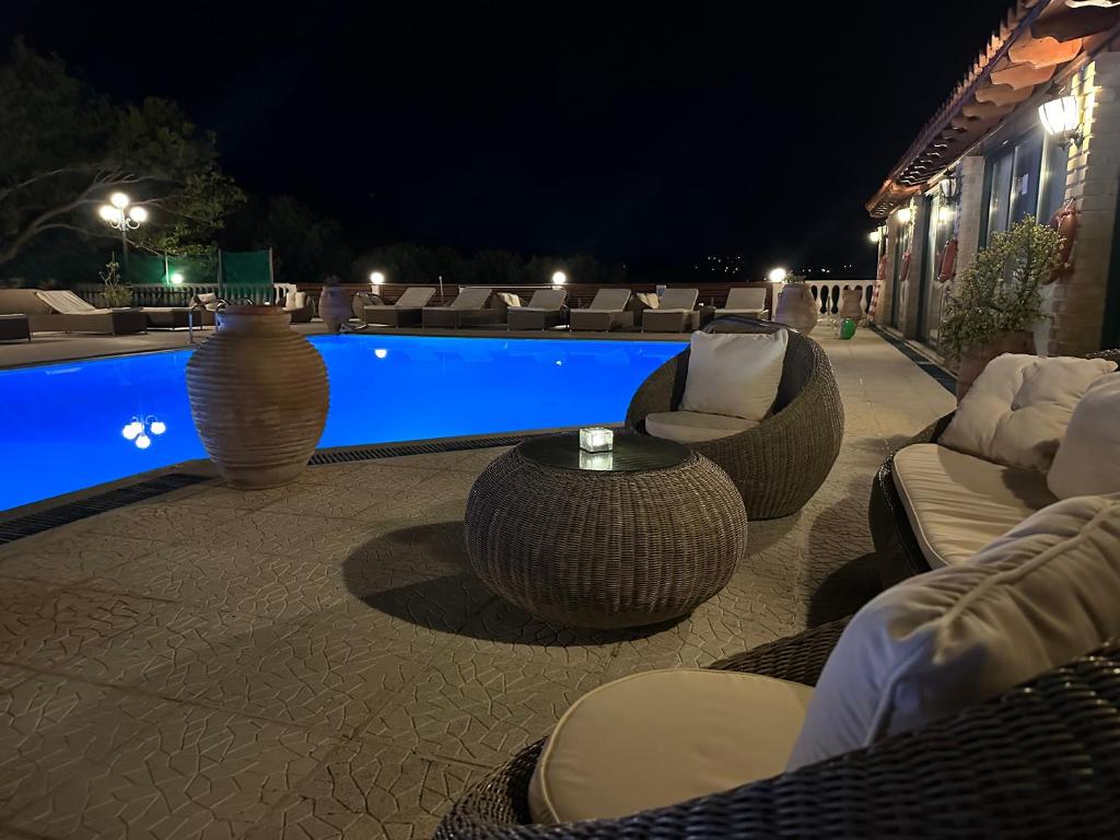 Bazén v ubytovaní Nikos Apartments Corfu alebo v jeho blízkosti