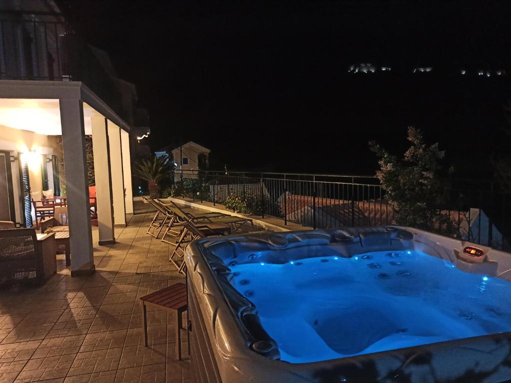 Balkón nebo terasa v ubytování Dionos Villa with Jacuzzi