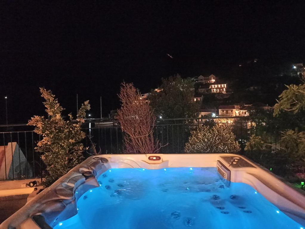 Bazén v ubytování Dionos Villa with Jacuzzi nebo v jeho okolí