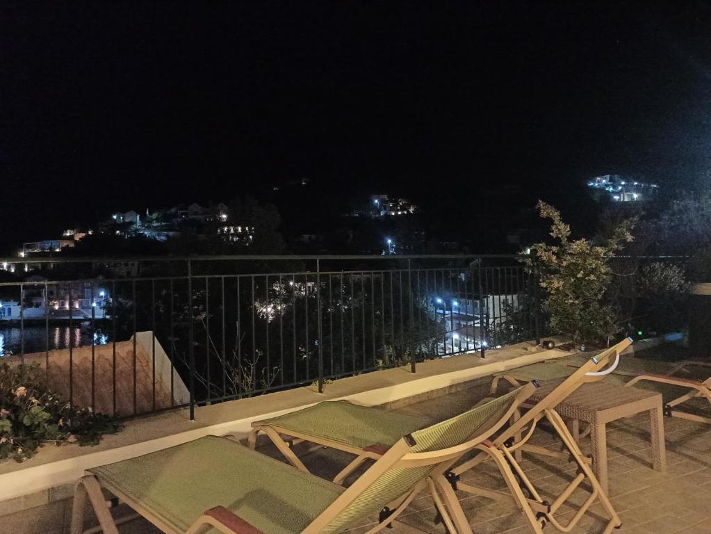 Balkón nebo terasa v ubytování Dionos Villa with Jacuzzi