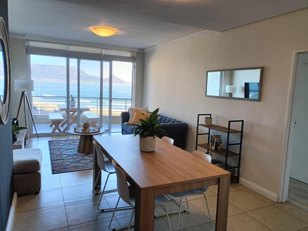 Beautiful 2 Bedroom Apartment with Ocean Views, Bloubergstrand, Cape ...