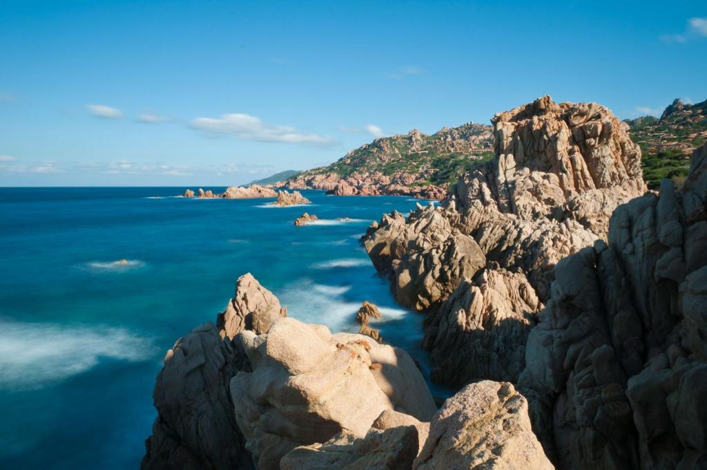 una vista del océano desde una costa rocosa en Elicriso, en Costa Paradiso