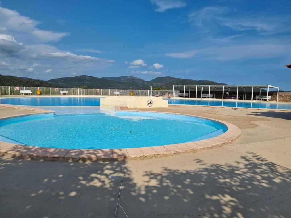 une grande piscine avec de l'eau bleue dans l'établissement Gite au Capitou, à Fréjus