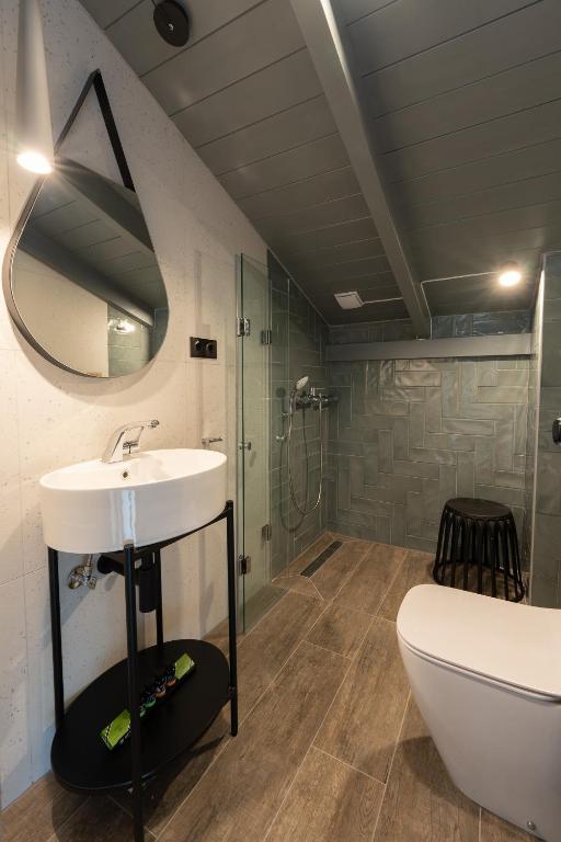 A bathroom at Ilvy Suites Sivota