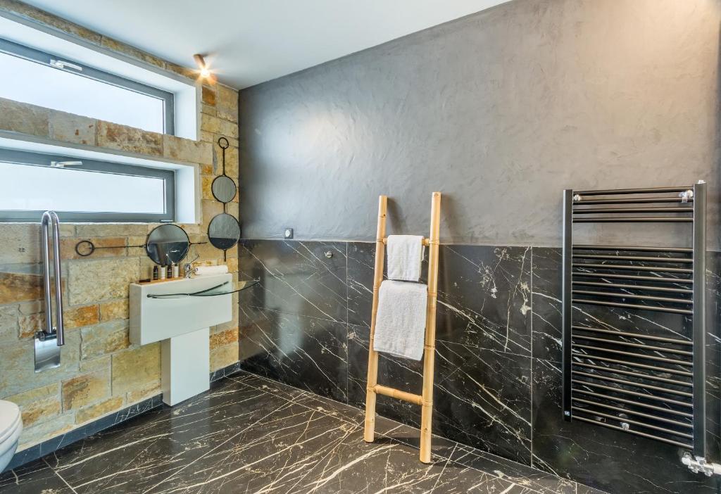 A bathroom at Ilvy Suites Sivota