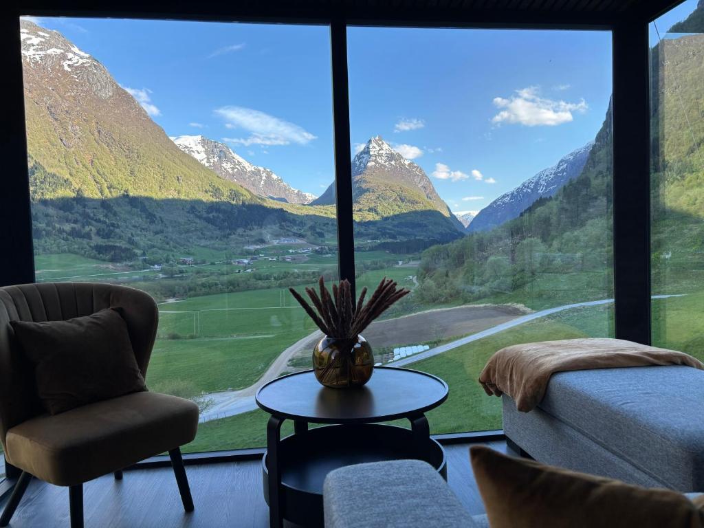 a room with a large window with a view of mountains at Panoramahytte med utsikt mot Eggenipa in Egge