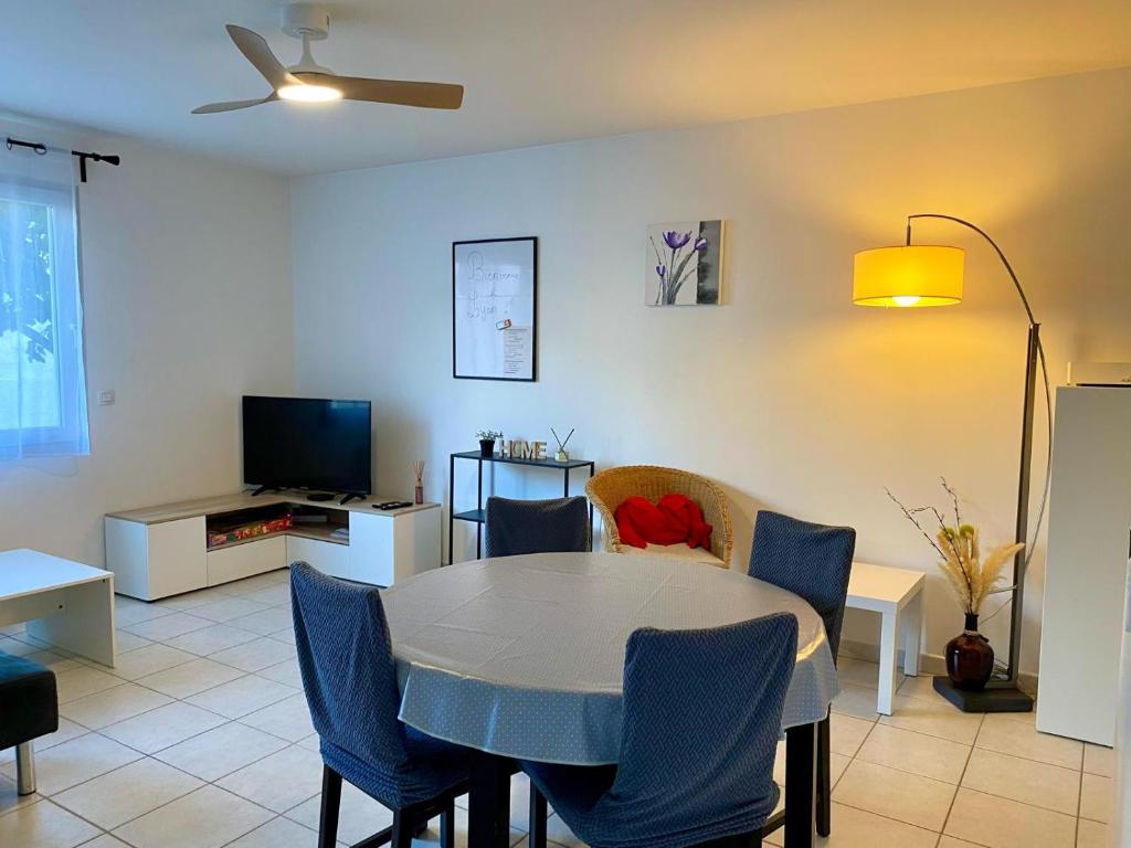 Μια τηλεόραση ή/και κέντρο ψυχαγωγίας στο Appartement Résidence Quartier Vilette Paul Bert BOX GARAGE