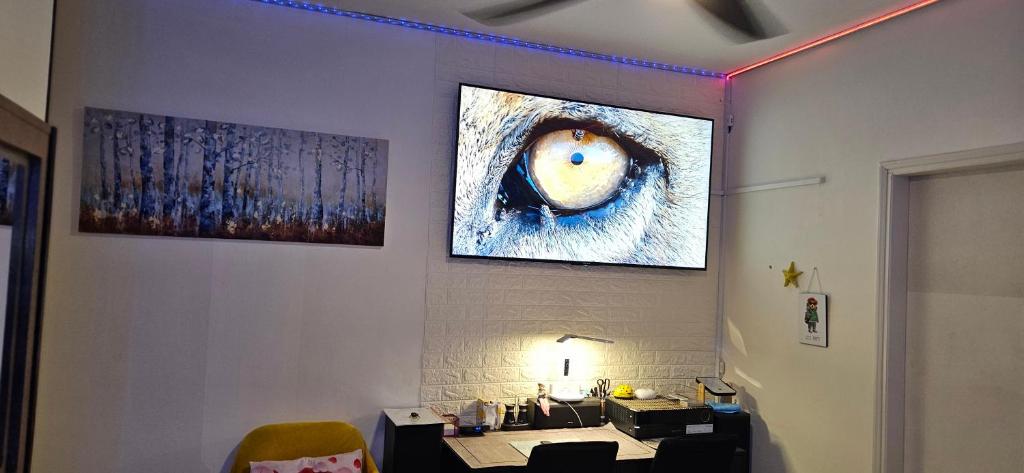 TV a/nebo společenská místnost v ubytování COOL PLACE" AT RAMAT GAN" - חדרים delux - לובי עם כורסת עיסוי מקצועית יוקרתית, חינם - רחבת חניית רכבים בסמוך, חינם - קרוב למכללת ר"ג - בי"ח "שיבא" תל השומר - אונ' "בר אילן"