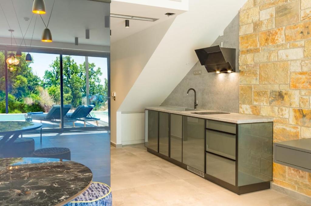 A kitchen or kitchenette at Ilvy Suites Sivota