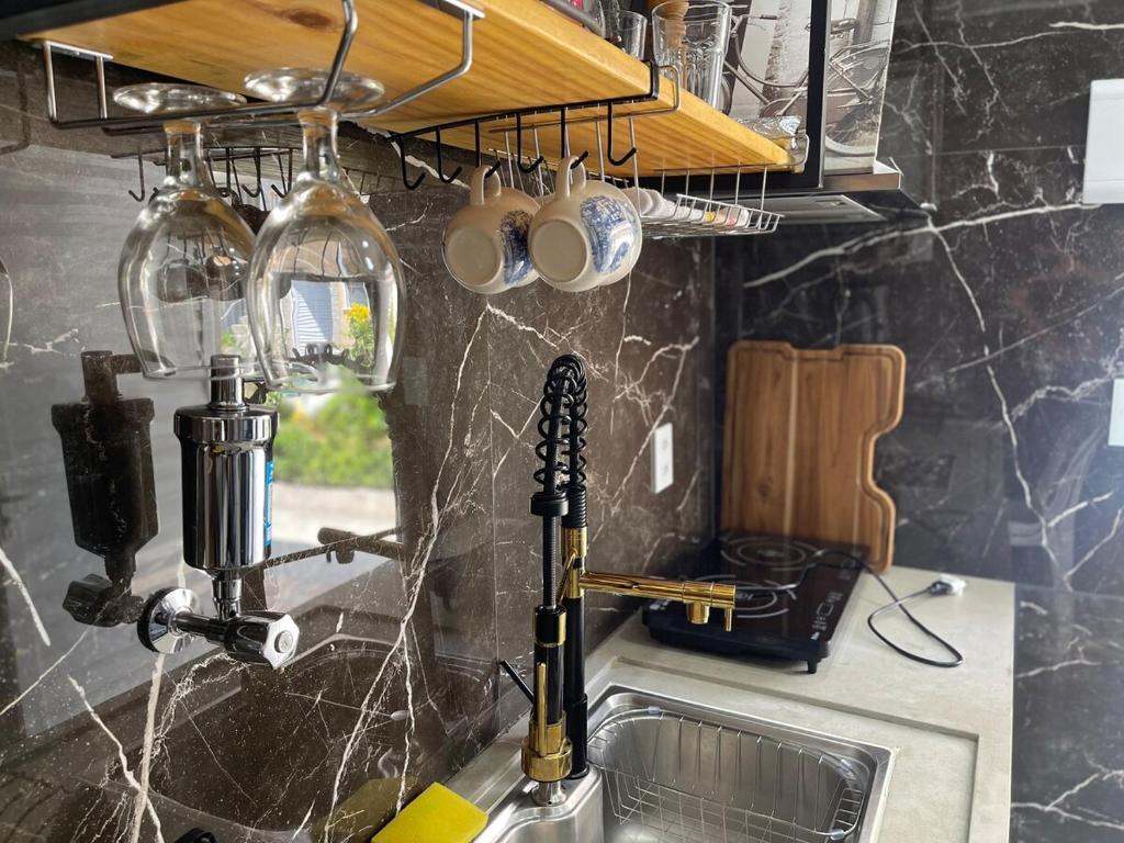 un bancone della cucina con lavandino e frullatore di cozy Loft 6, air conditioning, WI-FI, TV, kitchen a Nova Iguaçu