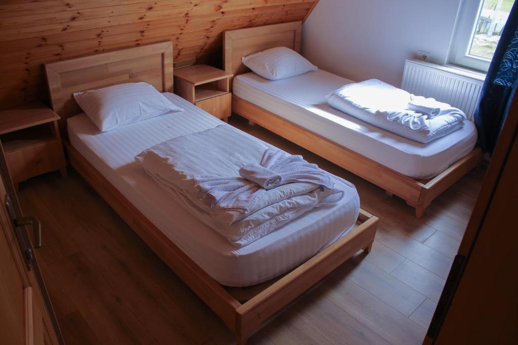 Postel nebo postele na pokoji v ubytování Bujtinat e lugines valbone