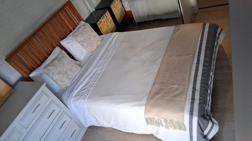 ein großes weißes Bett in einem Zimmer in der Unterkunft Loft Moderno Manobrista e Equipado - 2 min Shoppings in São Paulo